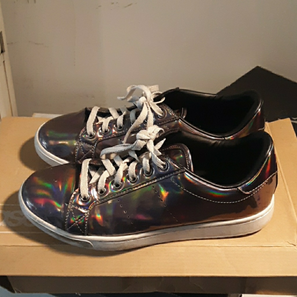 Athletic shoes